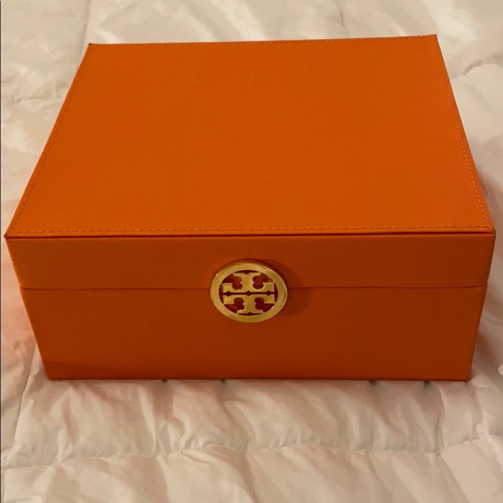 - jewelry/organization box